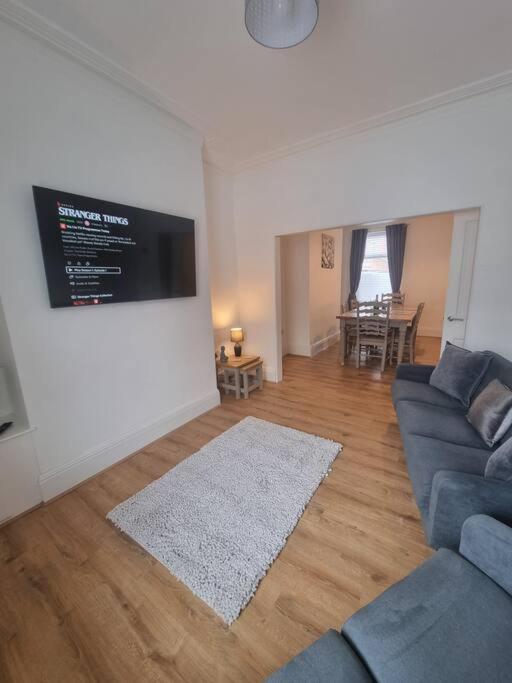 Highly Modern Home, 3 Bed, Close To The District