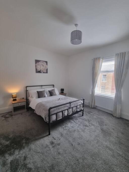 Highly Modern Home, 3 Bed, Close To The District Holiday home *